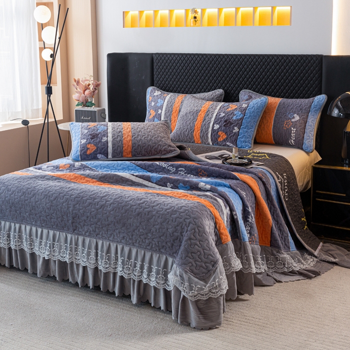 91家纺网 家纺一手货源 找家纺 梓依家纺 2025新款牛奶绒单床裙款蕾丝床盖三件套四件套 爱心点点