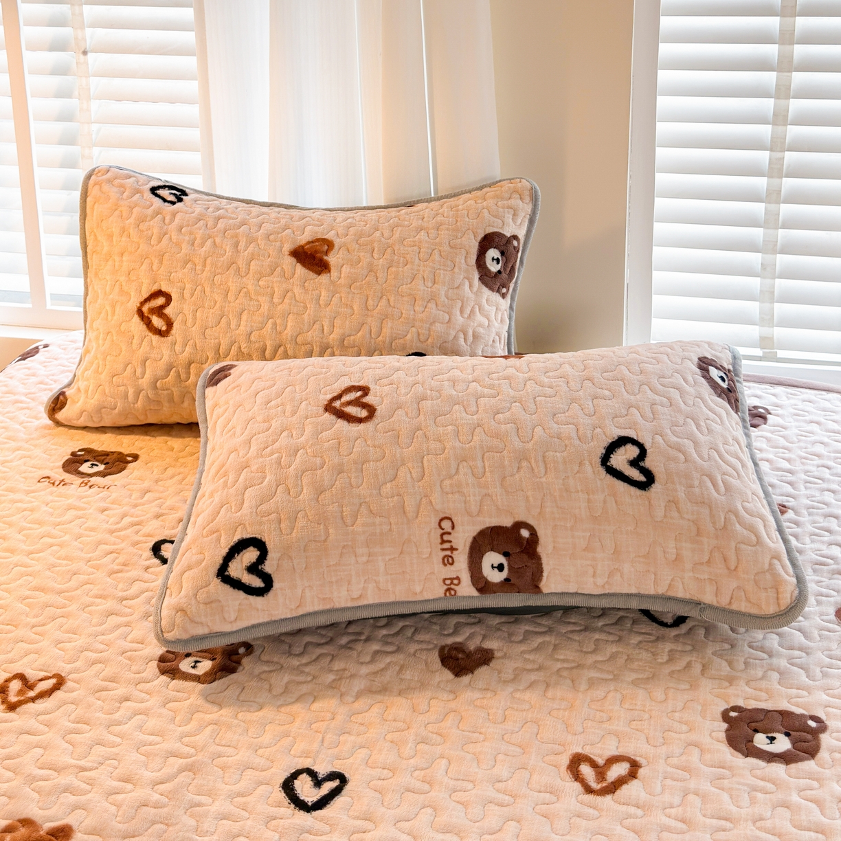 91家纺网 家纺一手货源 找家纺 梓依家纺 2025新款牛奶绒单床裙款蕾丝床盖三件套四件套 爱心熊