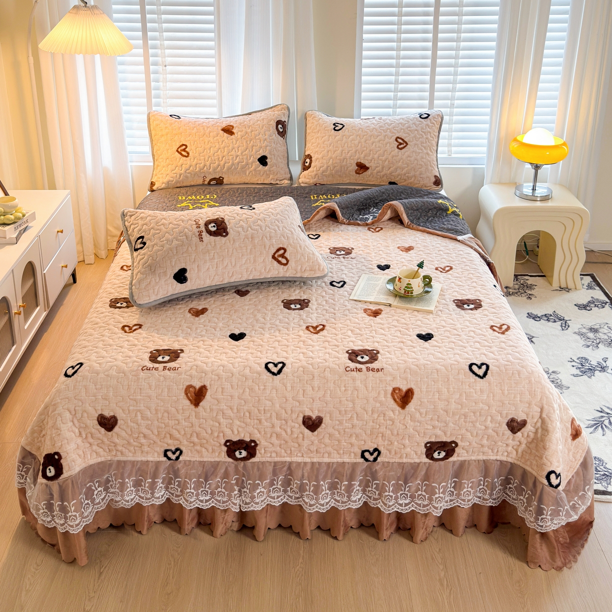 91家纺网 家纺一手货源 找家纺 梓依家纺 2025新款牛奶绒单床裙款蕾丝床盖三件套四件套 爱心熊