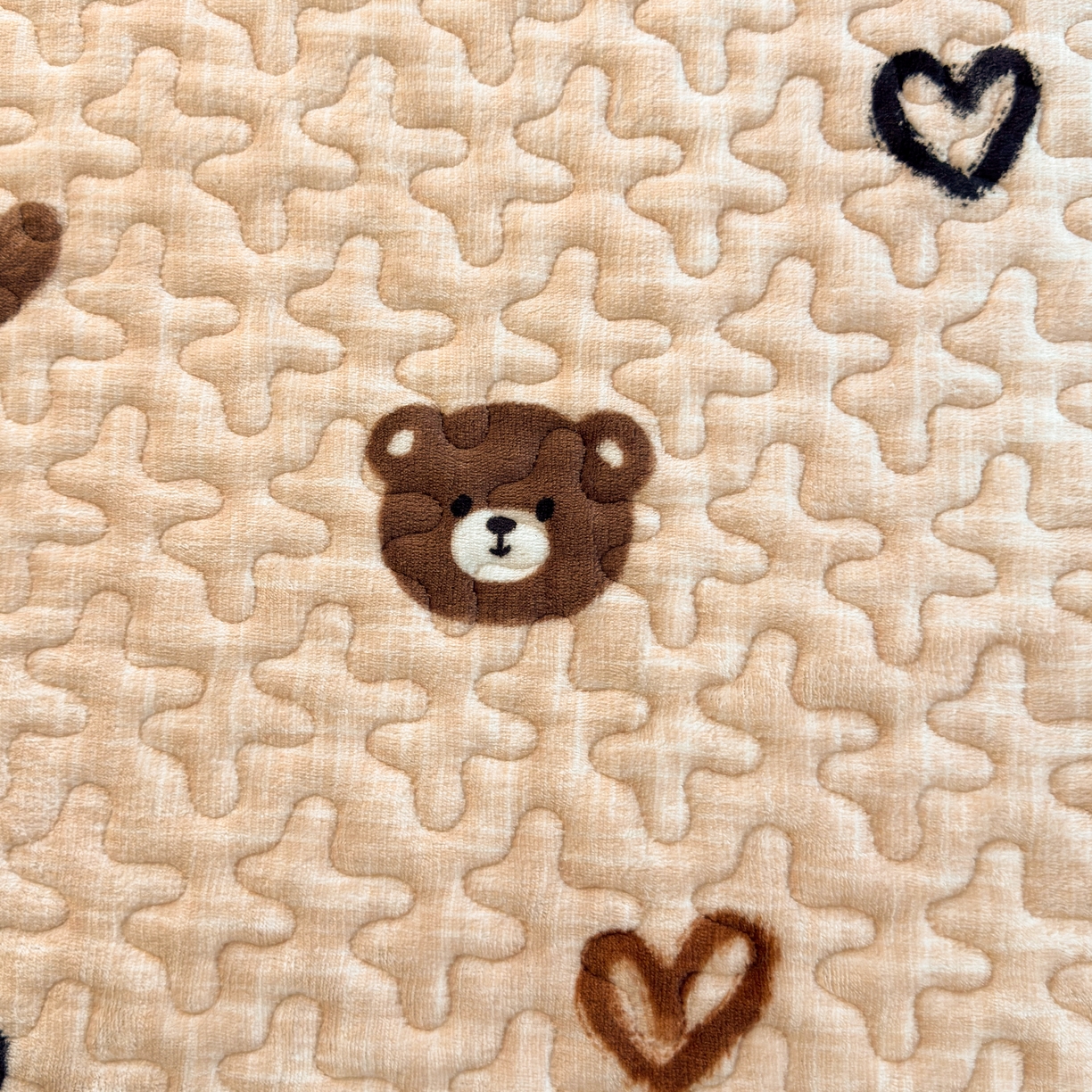 91家纺网 家纺一手货源 找家纺 梓依家纺 2025新款牛奶绒单床裙款蕾丝床盖三件套四件套 爱心熊