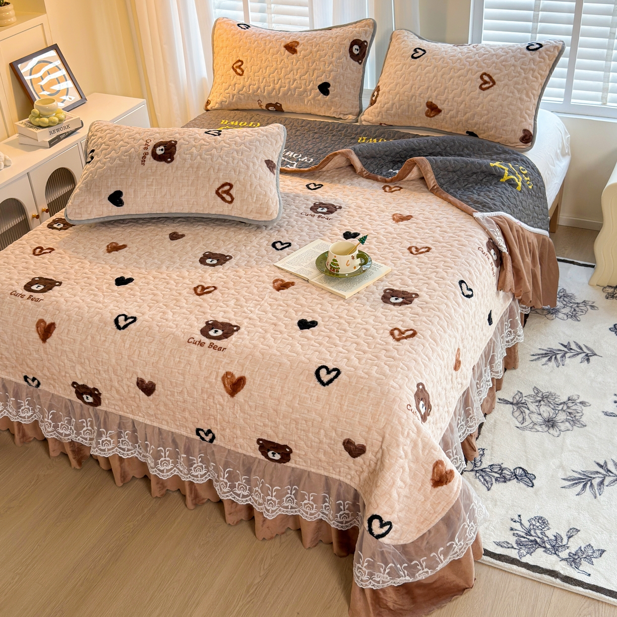 91家纺网 家纺一手货源 找家纺 梓依家纺 2025新款牛奶绒单床裙款蕾丝床盖三件套四件套 爱心熊