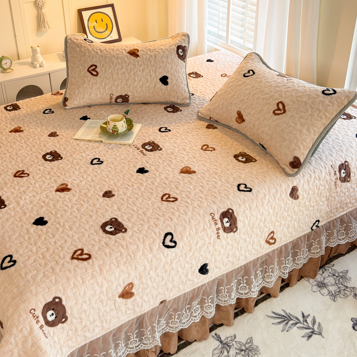 91家纺网 家纺一手货源 找家纺 梓依家纺 2025新款牛奶绒单床裙款蕾丝床盖三件套四件套 爱心熊