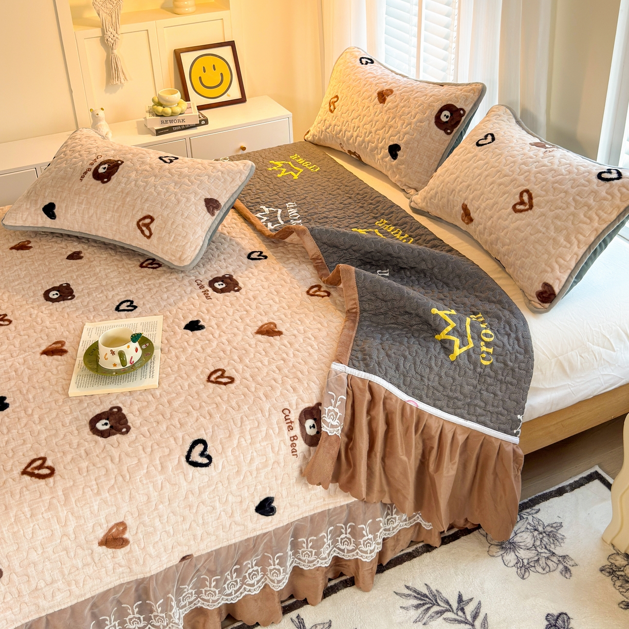 91家纺网 家纺一手货源 找家纺 梓依家纺 2025新款牛奶绒单床裙款蕾丝床盖三件套四件套 爱心熊