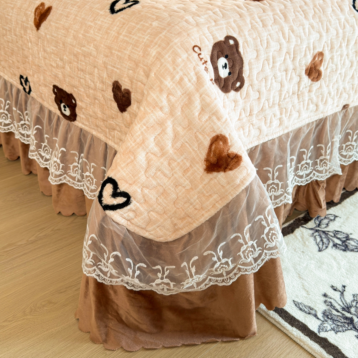 91家纺网 家纺一手货源 找家纺 梓依家纺 2025新款牛奶绒单床裙款蕾丝床盖三件套四件套 爱心熊