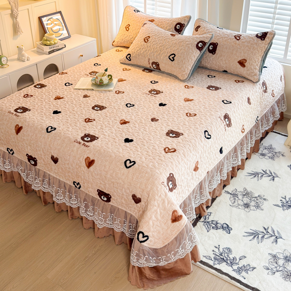 91家纺网 家纺一手货源 找家纺 梓依家纺 2025新款牛奶绒单床裙款蕾丝床盖三件套四件套 爱心熊