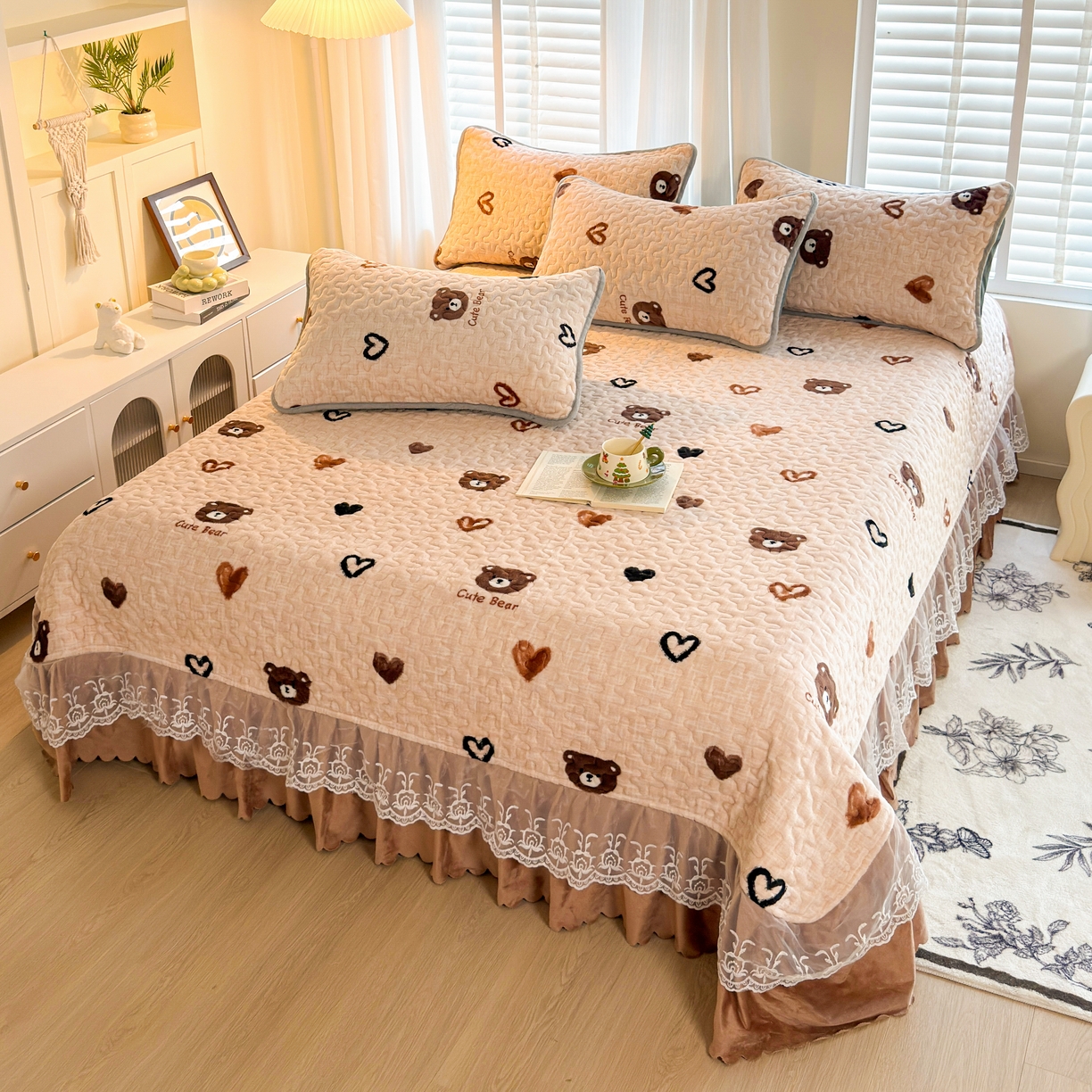 91家纺网 家纺一手货源 找家纺 梓依家纺 2025新款牛奶绒单床裙款蕾丝床盖三件套四件套 爱心熊
