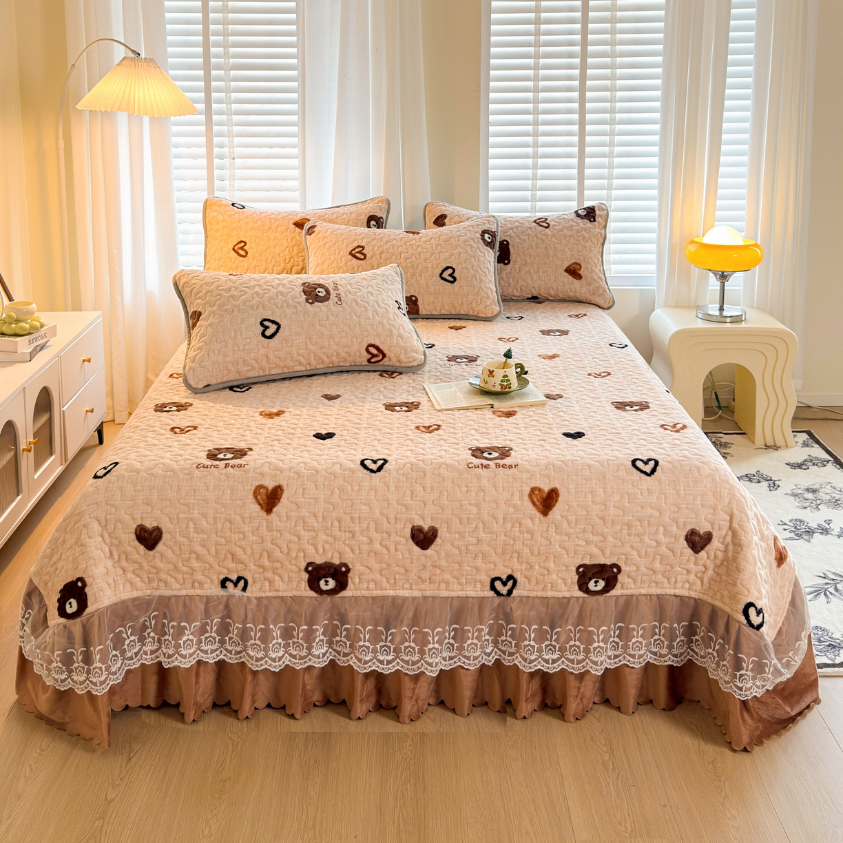 梓依家纺 2025新款牛奶绒单床裙款蕾丝床盖三件套四件套 爱心熊