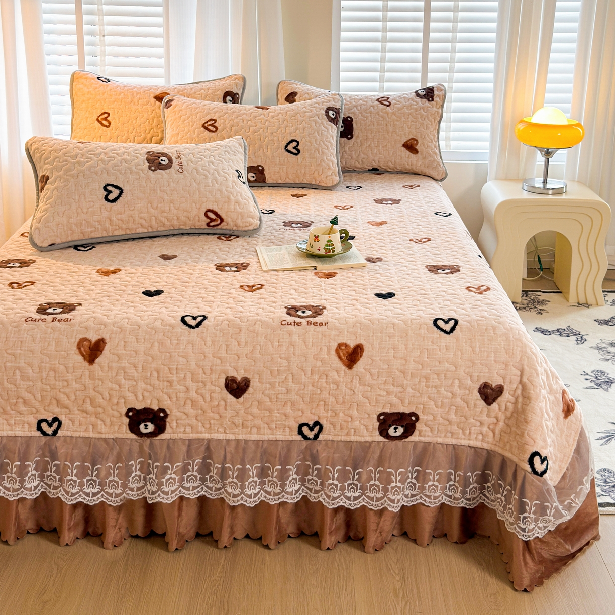 91家纺网 家纺一手货源 找家纺 梓依家纺 2025新款牛奶绒单床裙款蕾丝床盖三件套四件套 爱心熊