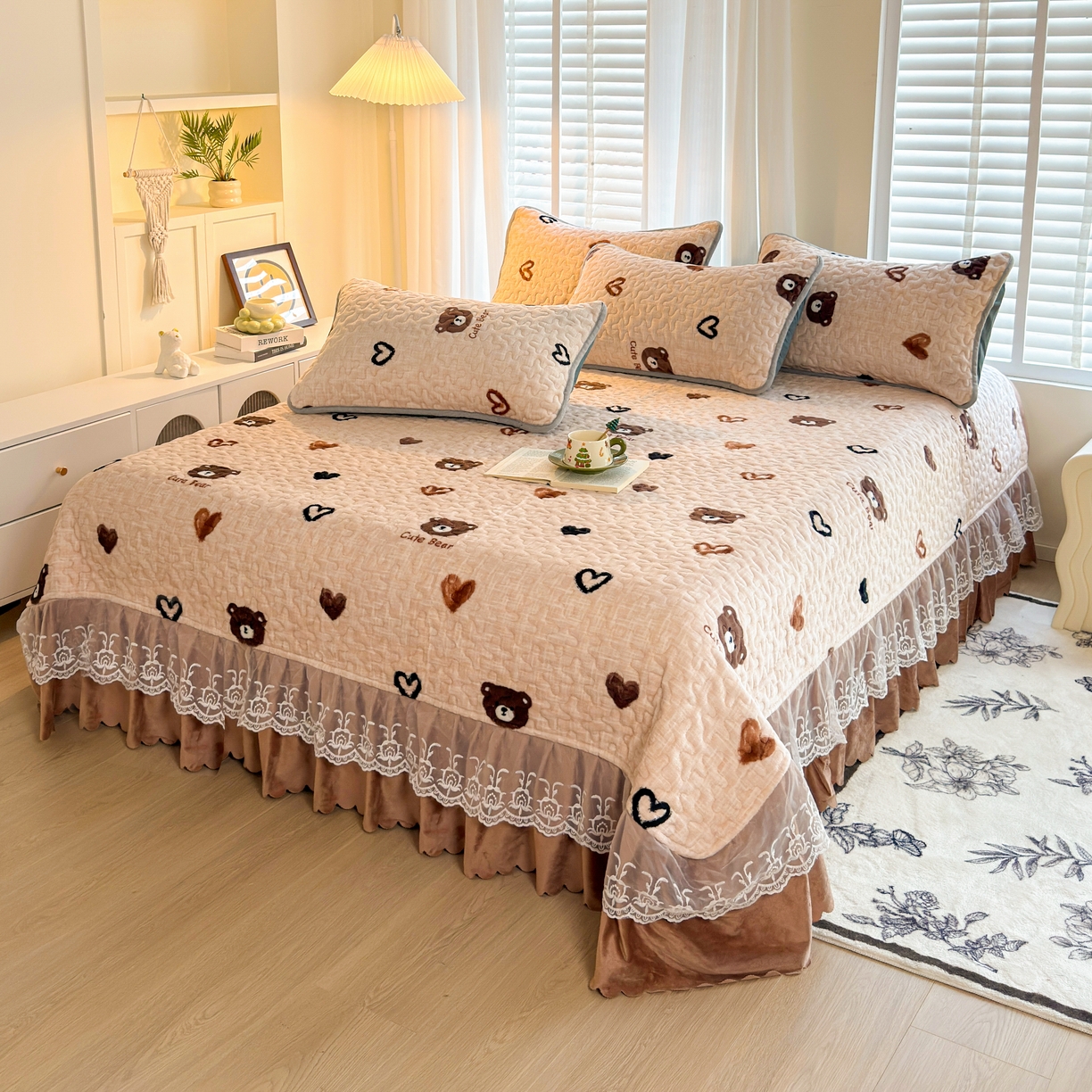 91家纺网 家纺一手货源 找家纺 梓依家纺 2025新款牛奶绒单床裙款蕾丝床盖三件套四件套 爱心熊