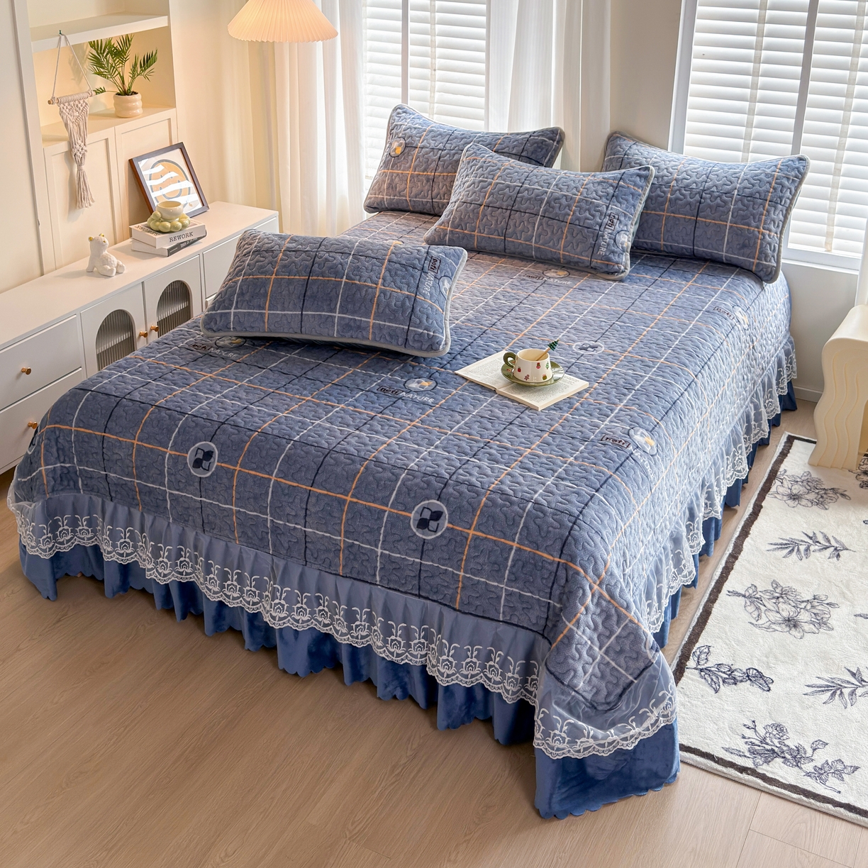 91家纺网 家纺一手货源 找家纺 梓依家纺 2025新款牛奶绒单床裙款蕾丝床盖三件套四件套 宝利格