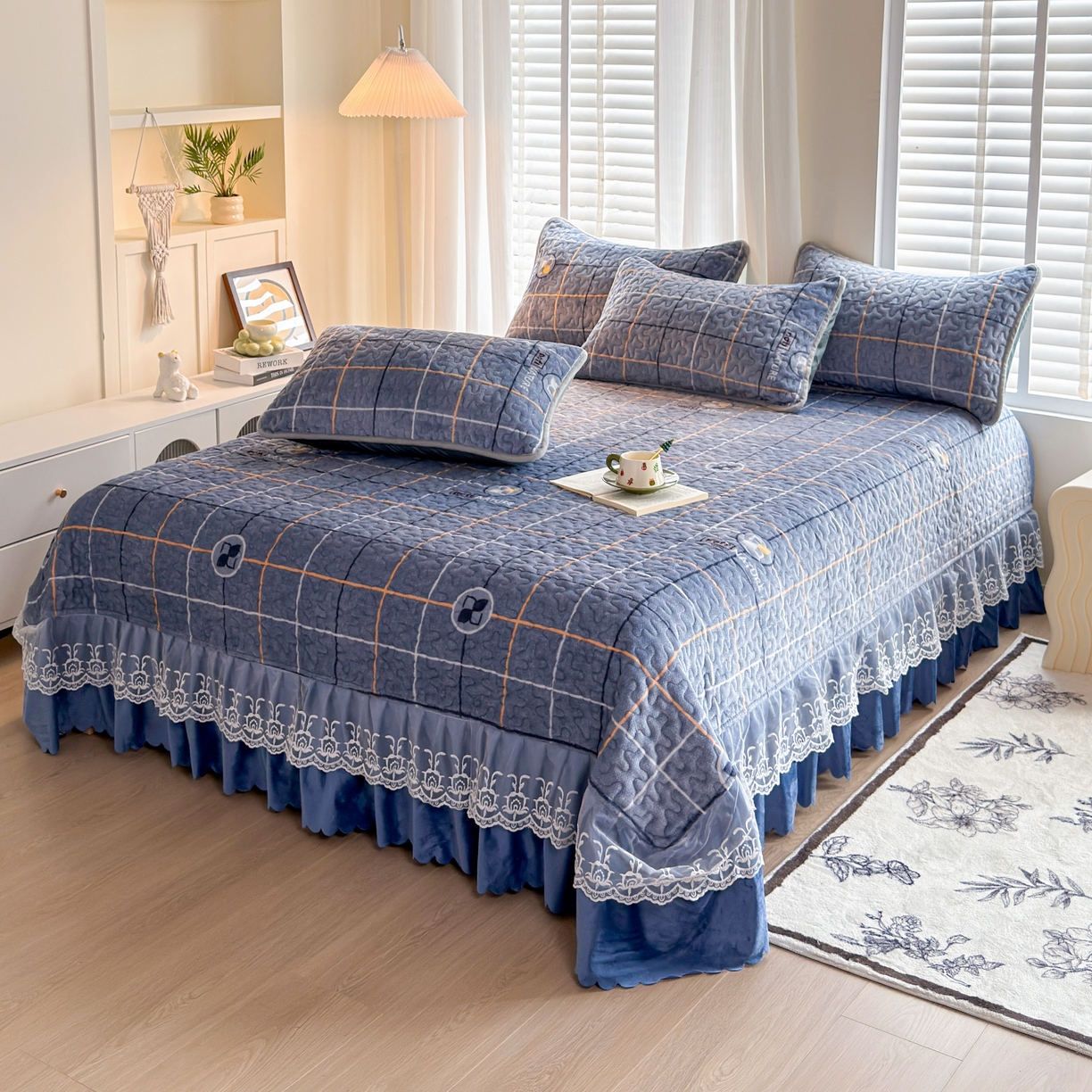 91家纺网 家纺一手货源 找家纺 梓依家纺 2025新款牛奶绒单床裙款蕾丝床盖三件套四件套 宝利格