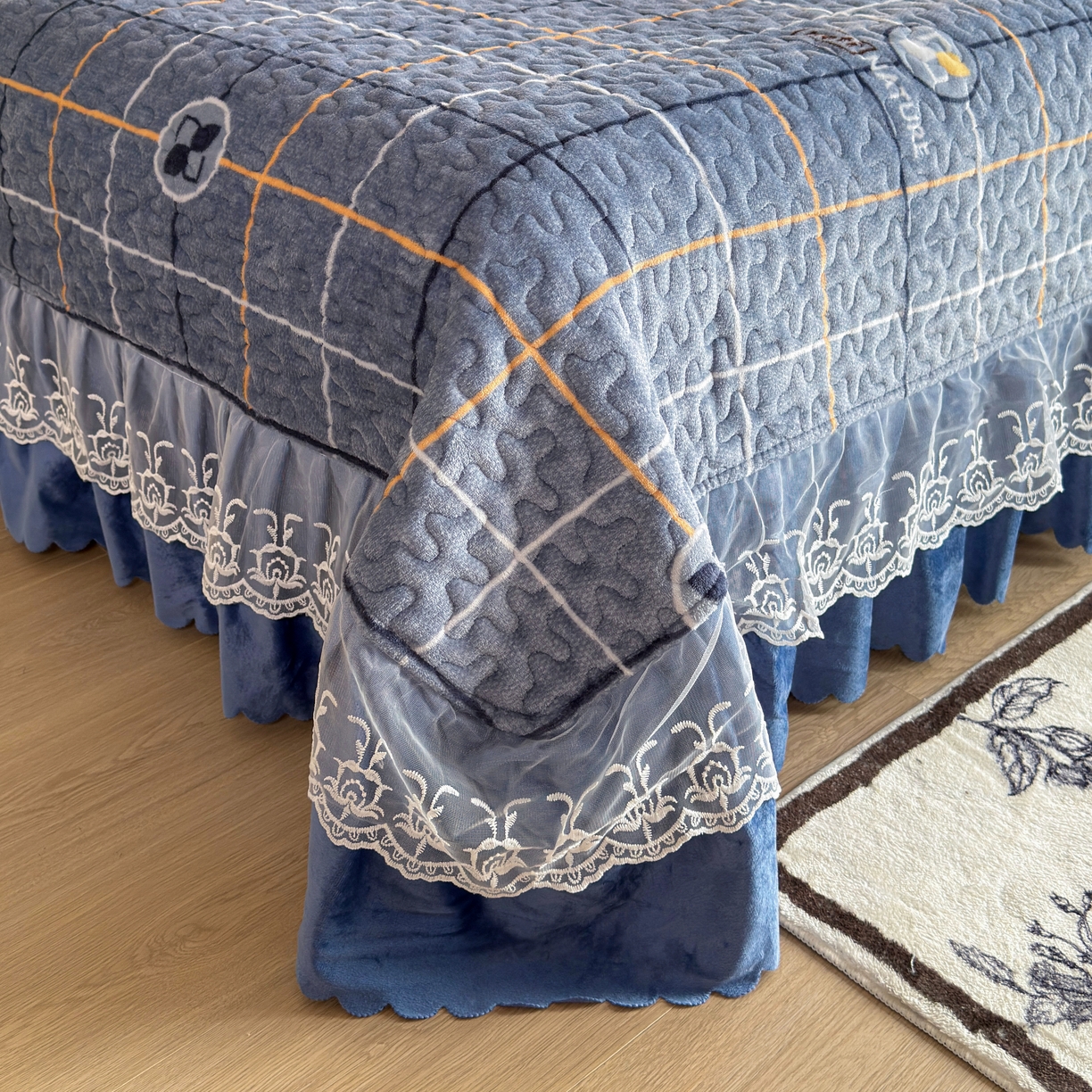 91家纺网 家纺一手货源 找家纺 梓依家纺 2025新款牛奶绒单床裙款蕾丝床盖三件套四件套 宝利格