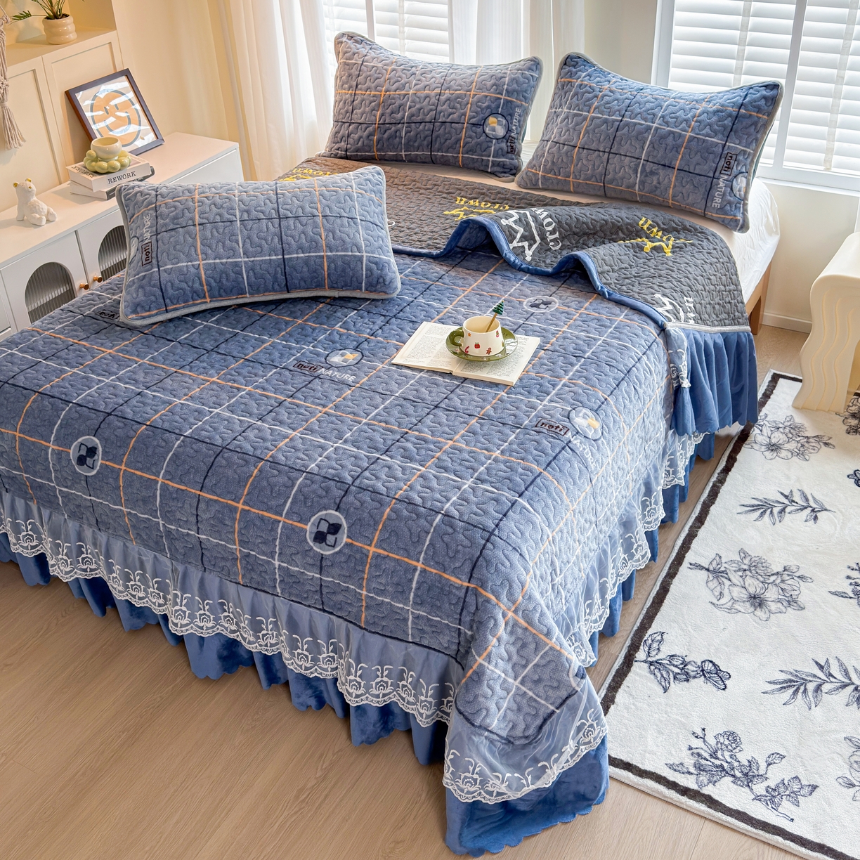 91家纺网 家纺一手货源 找家纺 梓依家纺 2025新款牛奶绒单床裙款蕾丝床盖三件套四件套 宝利格