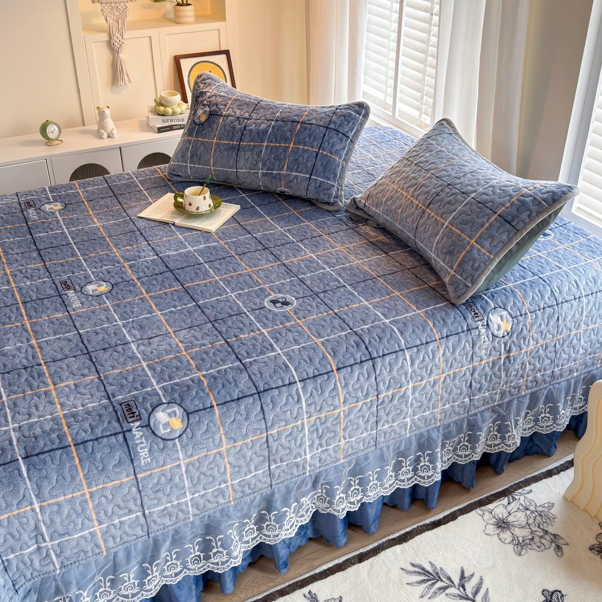 91家纺网 家纺一手货源 找家纺 梓依家纺 2025新款牛奶绒单床裙款蕾丝床盖三件套四件套 宝利格