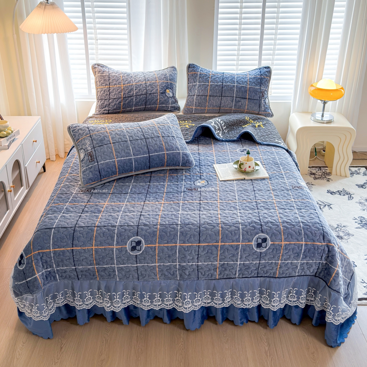 91家纺网 家纺一手货源 找家纺 梓依家纺 2025新款牛奶绒单床裙款蕾丝床盖三件套四件套 宝利格