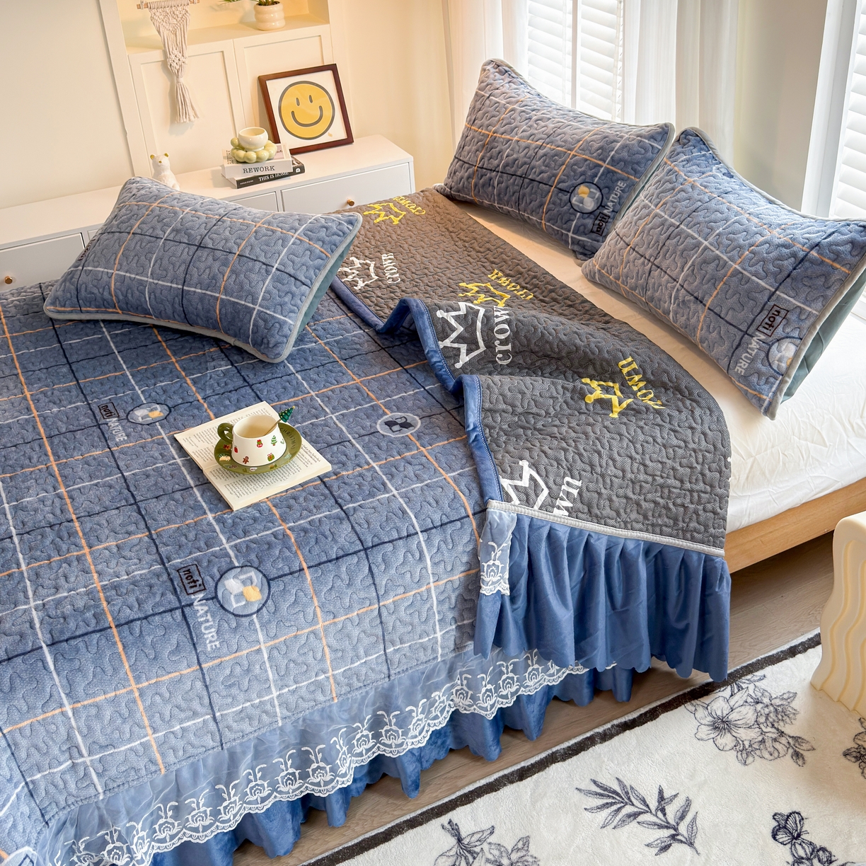 91家纺网 家纺一手货源 找家纺 梓依家纺 2025新款牛奶绒单床裙款蕾丝床盖三件套四件套 宝利格