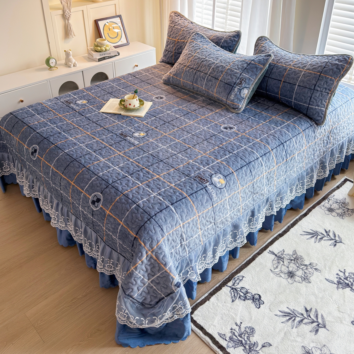 91家纺网 家纺一手货源 找家纺 梓依家纺 2025新款牛奶绒单床裙款蕾丝床盖三件套四件套 宝利格