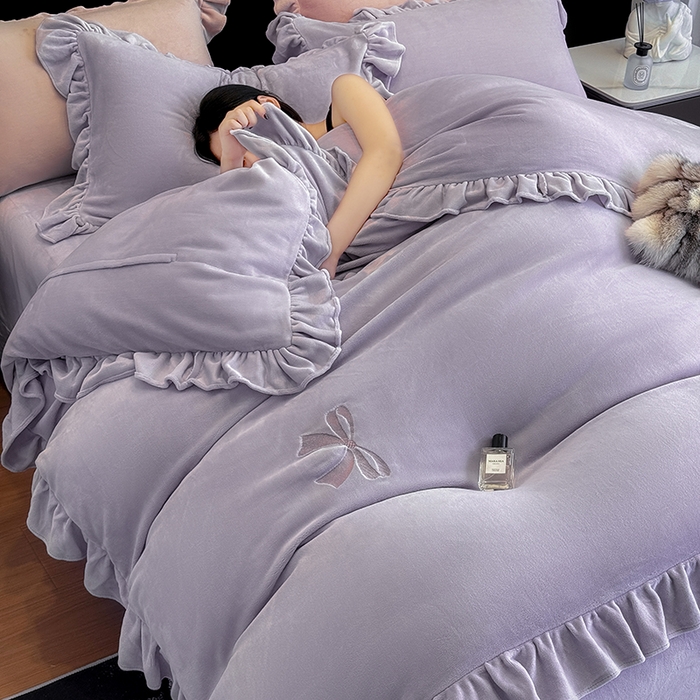 91家纺网 家纺一手货源 找家纺 席之家 2025新款蝴蝶结绣花牛奶绒四件套蝴蝶结-丁香紫