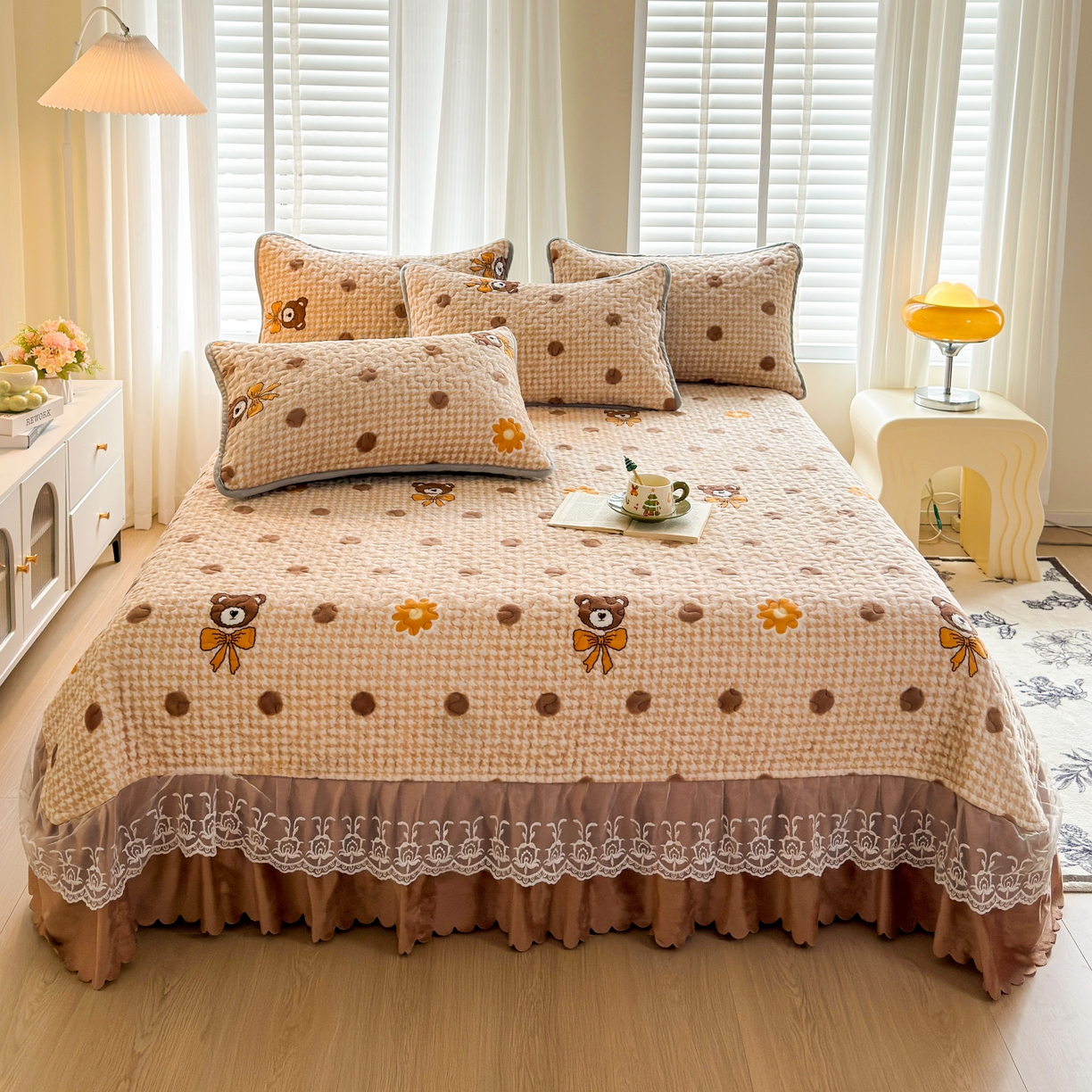 梓依家纺 2025新款牛奶绒单床裙款蕾丝床盖三件套四件套 波点熊