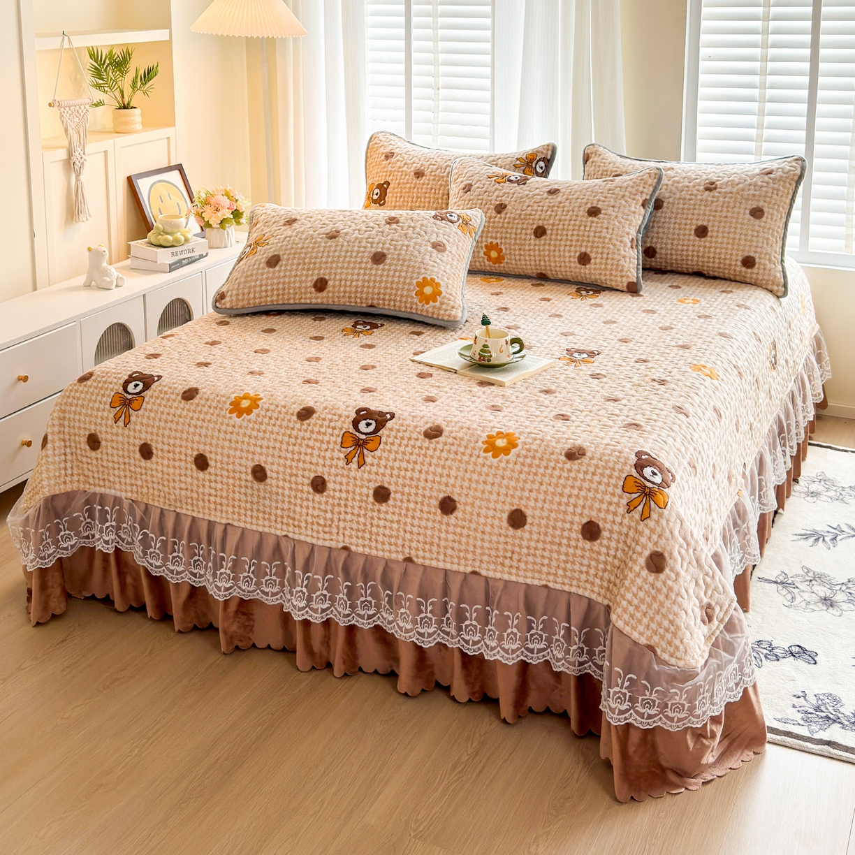 91家纺网 家纺一手货源 找家纺 梓依家纺 2025新款牛奶绒单床裙款蕾丝床盖三件套四件套 波点熊