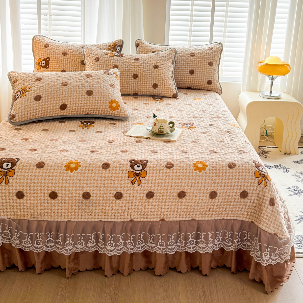 91家纺网 家纺一手货源 找家纺 梓依家纺 2025新款牛奶绒单床裙款蕾丝床盖三件套四件套 波点熊