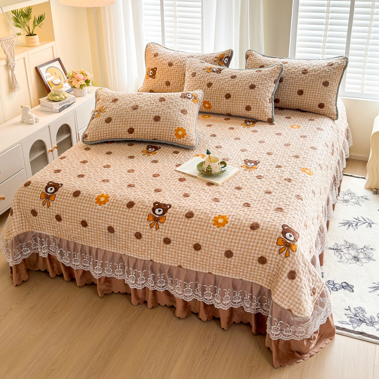 91家纺网 家纺一手货源 找家纺 梓依家纺 2025新款牛奶绒单床裙款蕾丝床盖三件套四件套 波点熊