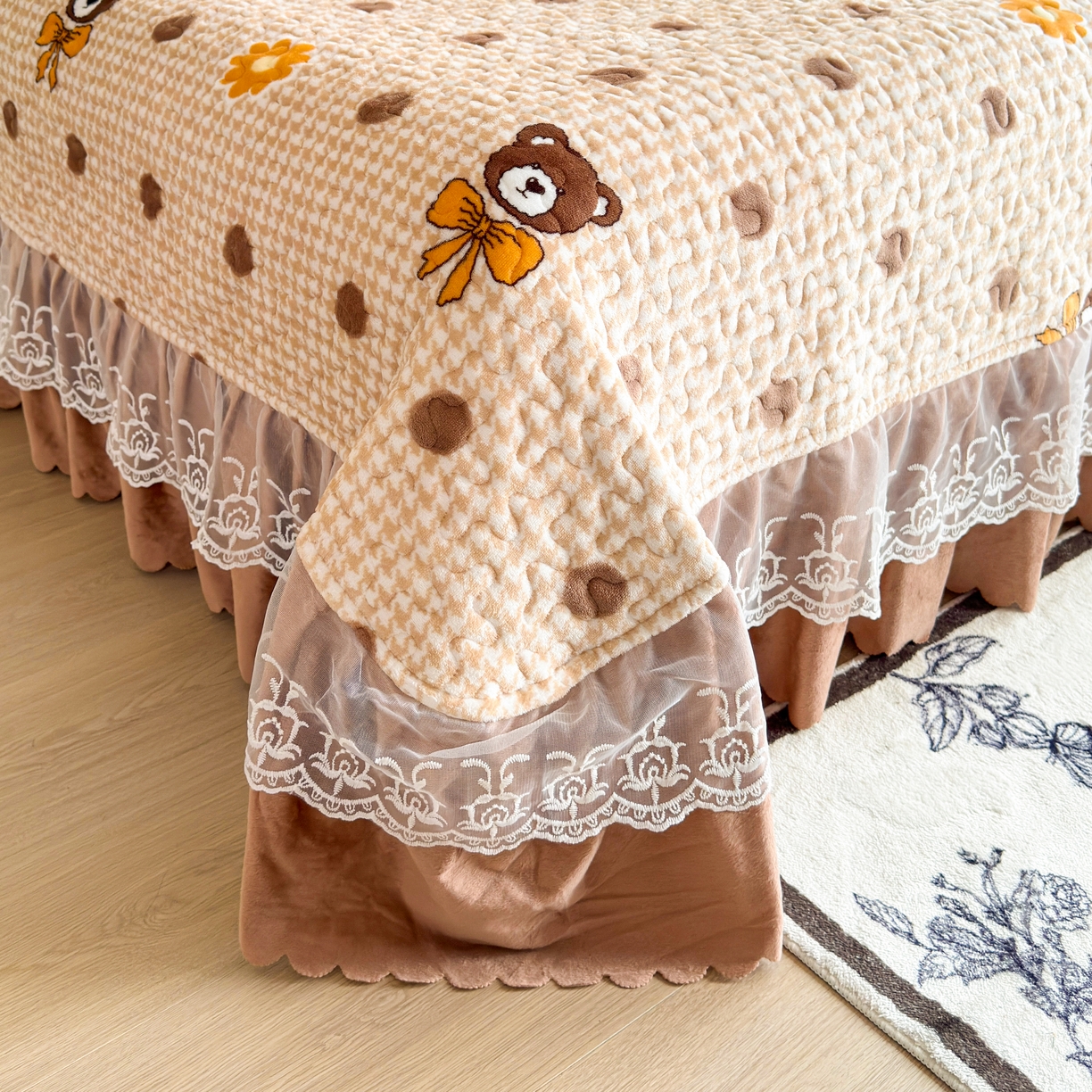 91家纺网 家纺一手货源 找家纺 梓依家纺 2025新款牛奶绒单床裙款蕾丝床盖三件套四件套 波点熊