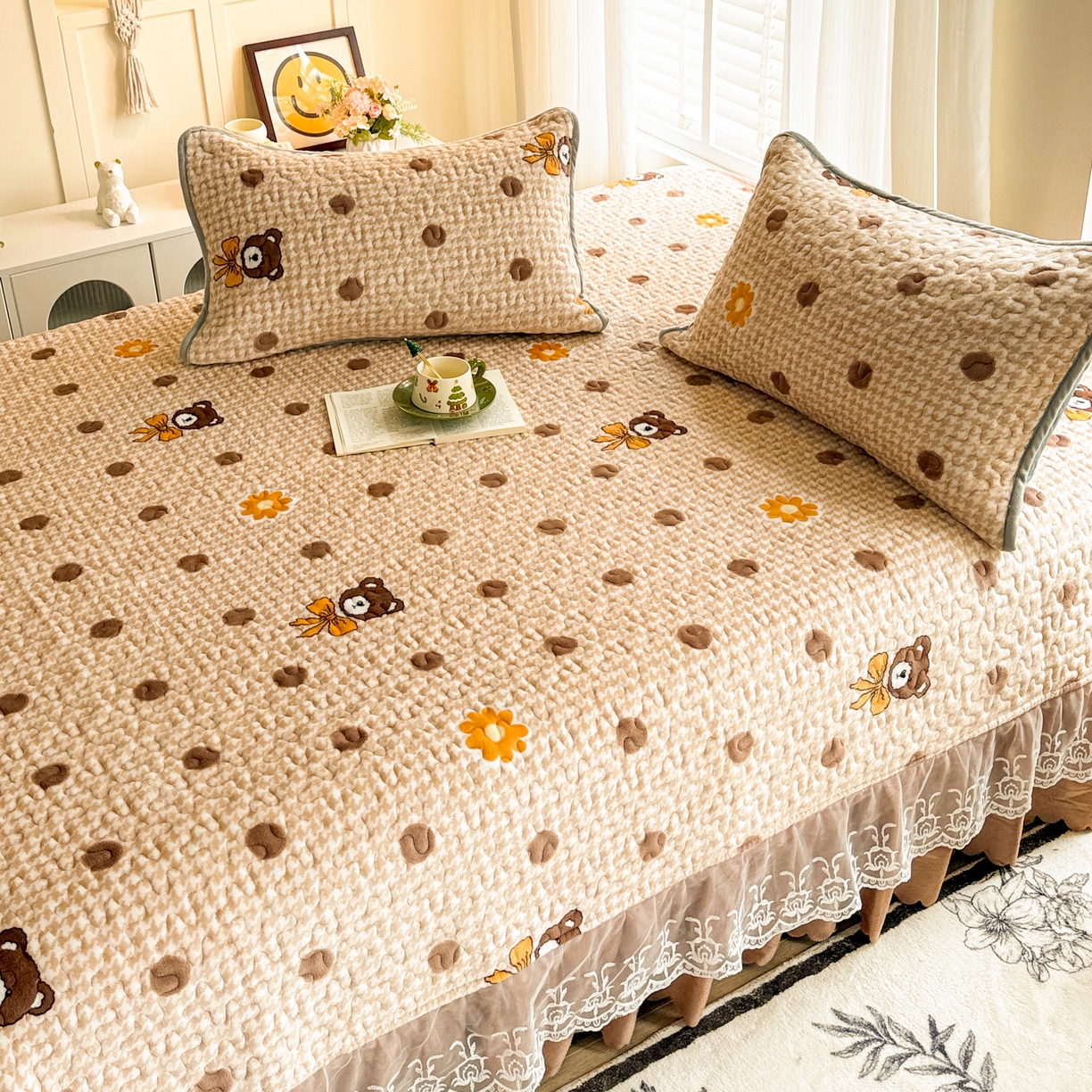 91家纺网 家纺一手货源 找家纺 梓依家纺 2025新款牛奶绒单床裙款蕾丝床盖三件套四件套 波点熊