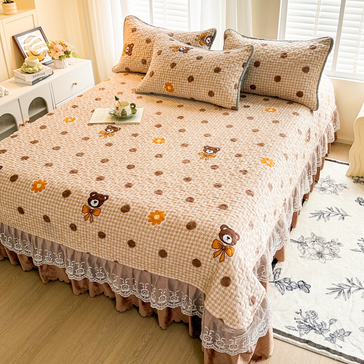 91家纺网 家纺一手货源 找家纺 梓依家纺 2025新款牛奶绒单床裙款蕾丝床盖三件套四件套 波点熊