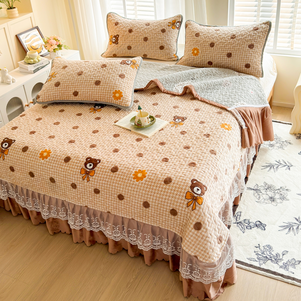 91家纺网 家纺一手货源 找家纺 梓依家纺 2025新款牛奶绒单床裙款蕾丝床盖三件套四件套 波点熊