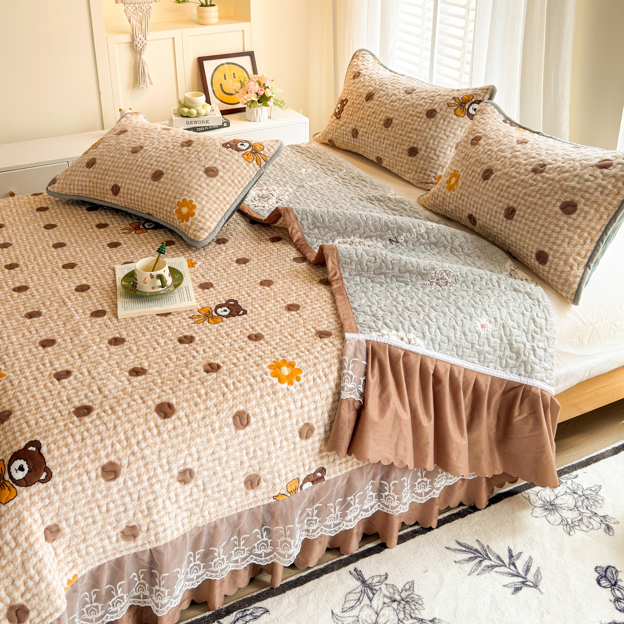 91家纺网 家纺一手货源 找家纺 梓依家纺 2025新款牛奶绒单床裙款蕾丝床盖三件套四件套 波点熊