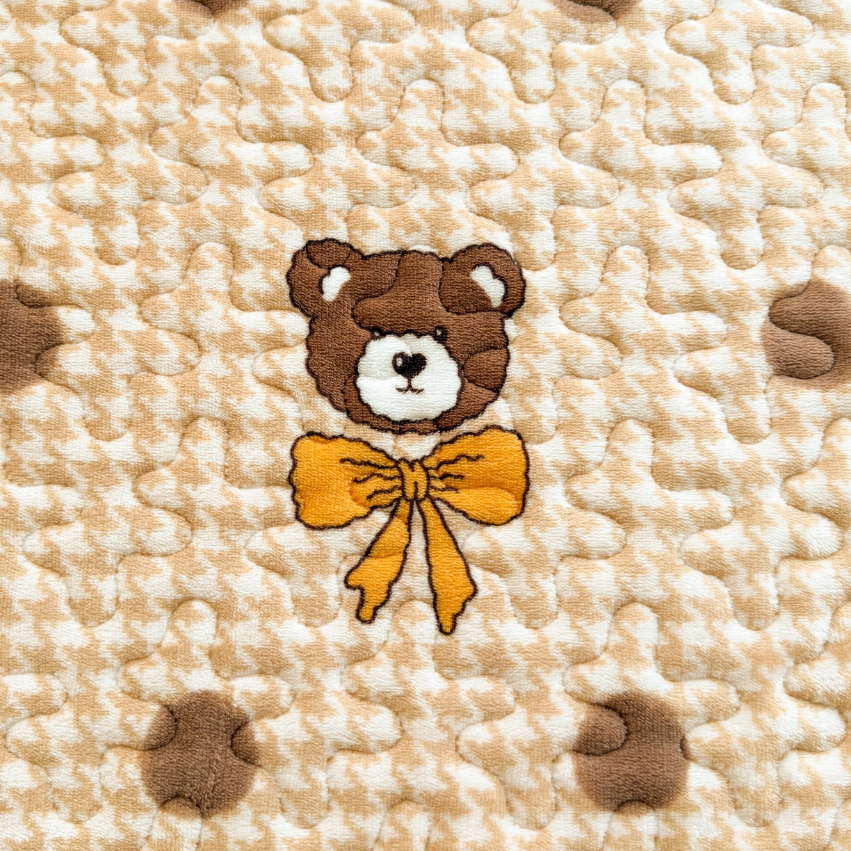 91家纺网 家纺一手货源 找家纺 梓依家纺 2025新款牛奶绒单床裙款蕾丝床盖三件套四件套 波点熊