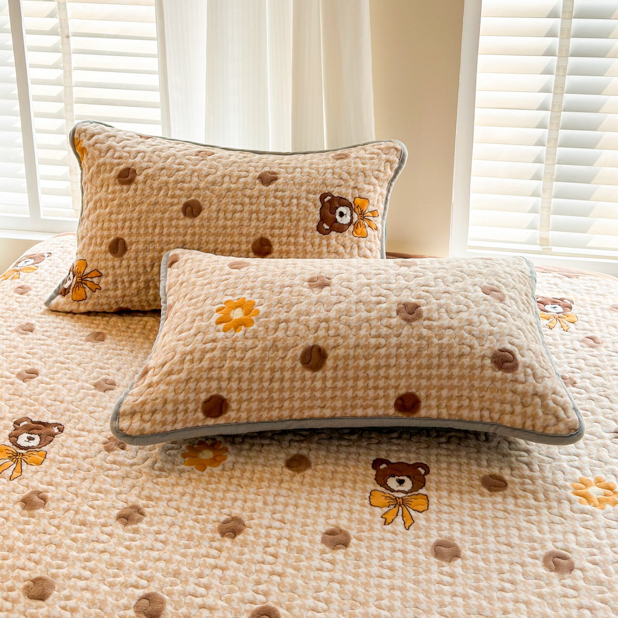 91家纺网 家纺一手货源 找家纺 梓依家纺 2025新款牛奶绒单床裙款蕾丝床盖三件套四件套 波点熊