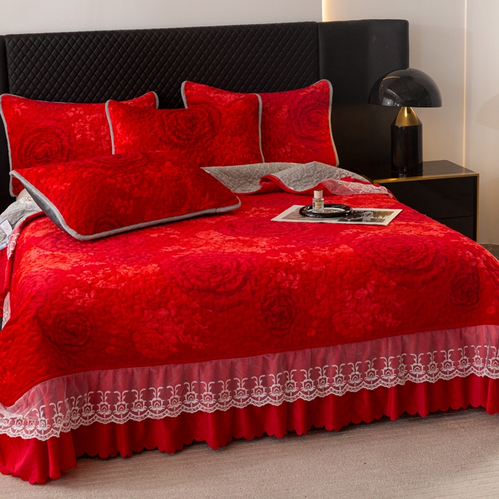 91家纺网 家纺一手货源 找家纺 梓依家纺 2025新款牛奶绒单床裙款蕾丝床盖三件套四件套 花漾玫瑰