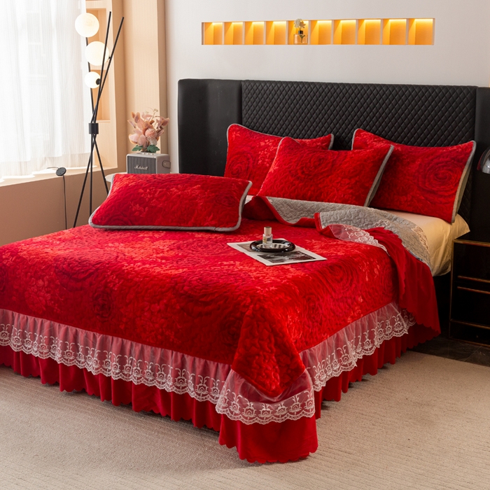 91家纺网 家纺一手货源 找家纺 梓依家纺 2025新款牛奶绒单床裙款蕾丝床盖三件套四件套 花漾玫瑰