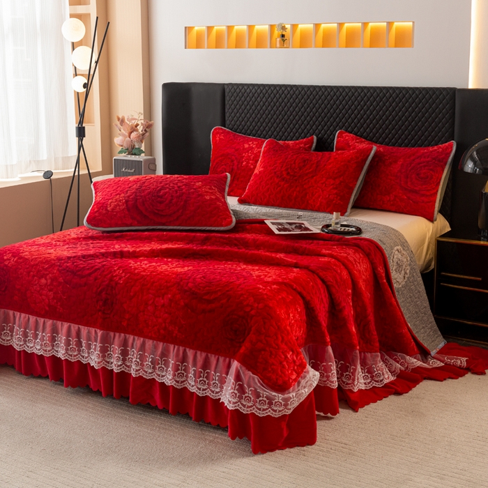 91家纺网 家纺一手货源 找家纺 梓依家纺 2025新款牛奶绒单床裙款蕾丝床盖三件套四件套 花漾玫瑰