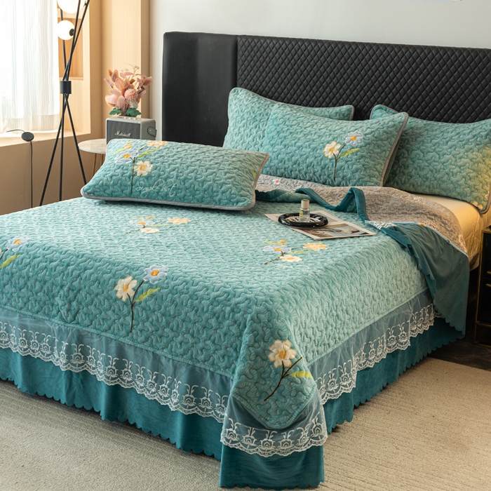 91家纺网 家纺一手货源 找家纺 梓依家纺 2025新款牛奶绒单床裙款蕾丝床盖三件套四件套 花语