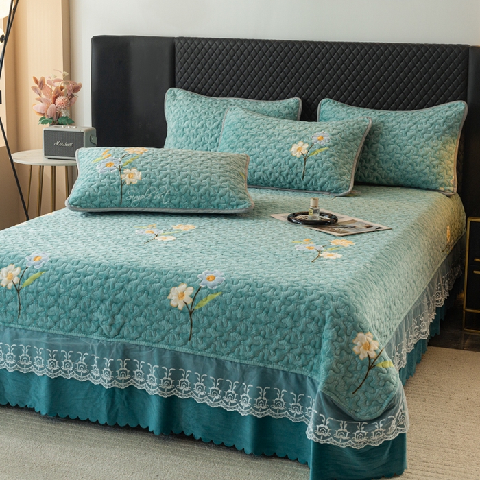 91家纺网 家纺一手货源 找家纺 梓依家纺 2025新款牛奶绒单床裙款蕾丝床盖三件套四件套 花语