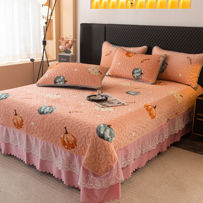 91家纺网 家纺一手货源 找家纺 梓依家纺 2025新款牛奶绒单床裙款蕾丝床盖三件套四件套 可爱南瓜-卡其