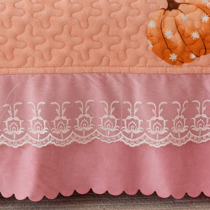 91家纺网 家纺一手货源 找家纺 梓依家纺 2025新款牛奶绒单床裙款蕾丝床盖三件套四件套 可爱南瓜-卡其