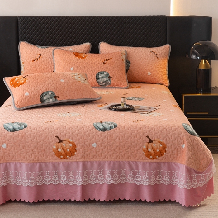 91家纺网 家纺一手货源 找家纺 梓依家纺 2025新款牛奶绒单床裙款蕾丝床盖三件套四件套 可爱南瓜-卡其