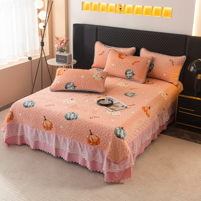 91家纺网 家纺一手货源 找家纺 梓依家纺 2025新款牛奶绒单床裙款蕾丝床盖三件套四件套 可爱南瓜-卡其