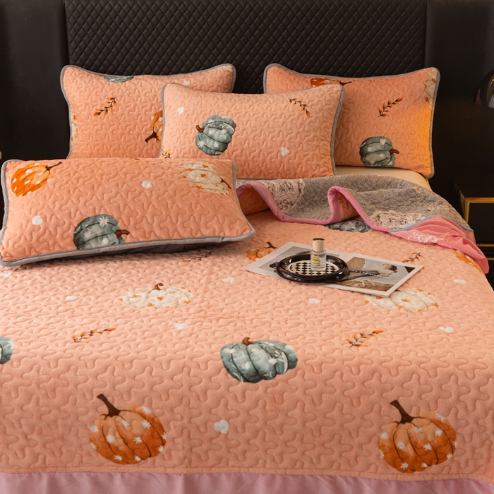 91家纺网 家纺一手货源 找家纺 梓依家纺 2025新款牛奶绒单床裙款蕾丝床盖三件套四件套 可爱南瓜-卡其