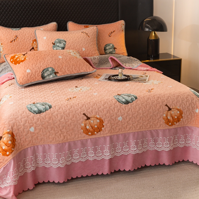 91家纺网 家纺一手货源 找家纺 梓依家纺 2025新款牛奶绒单床裙款蕾丝床盖三件套四件套 可爱南瓜-卡其