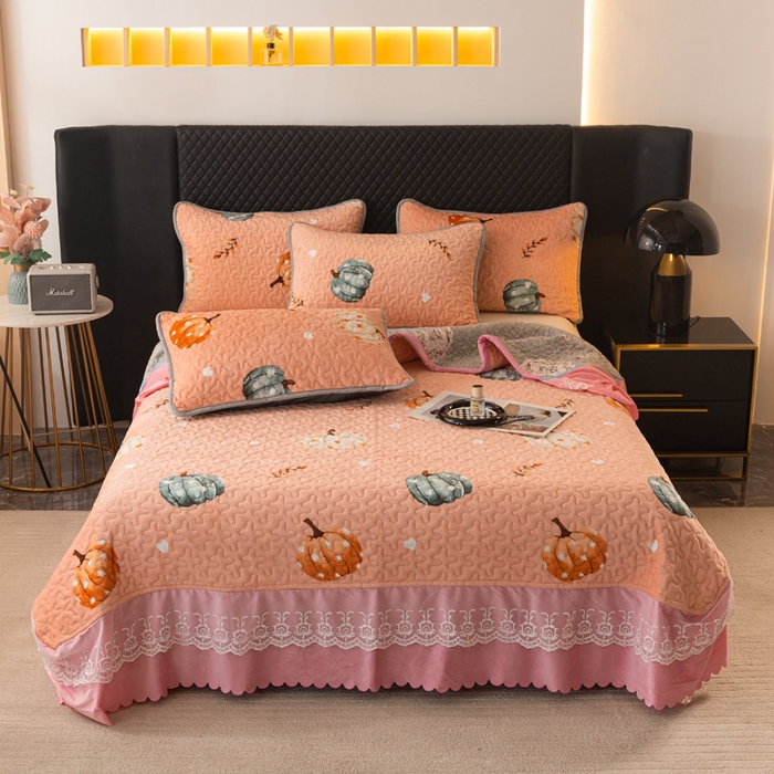 91家纺网 家纺一手货源 找家纺 梓依家纺 2025新款牛奶绒单床裙款蕾丝床盖三件套四件套 可爱南瓜-卡其