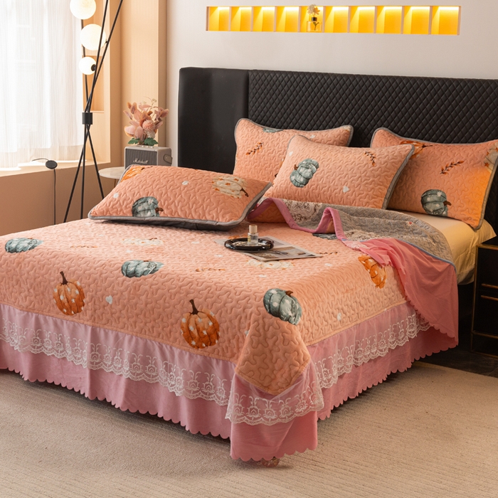 91家纺网 家纺一手货源 找家纺 梓依家纺 2025新款牛奶绒单床裙款蕾丝床盖三件套四件套 可爱南瓜-卡其