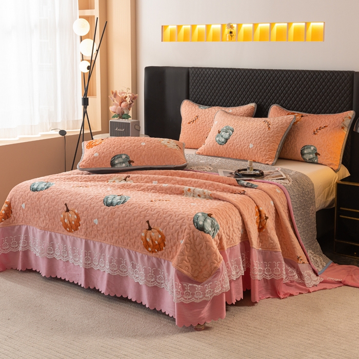 91家纺网 家纺一手货源 找家纺 梓依家纺 2025新款牛奶绒单床裙款蕾丝床盖三件套四件套 可爱南瓜-卡其