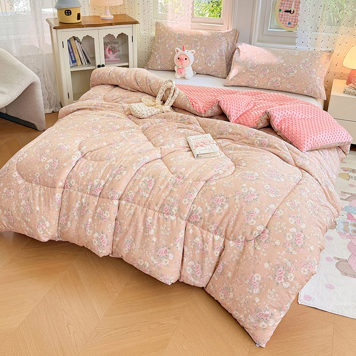 91家纺网 家纺一手货源 找家纺 VIP被业 2025新款云感棉双层纱豆豆绒冬被被子被芯 粉雾情书