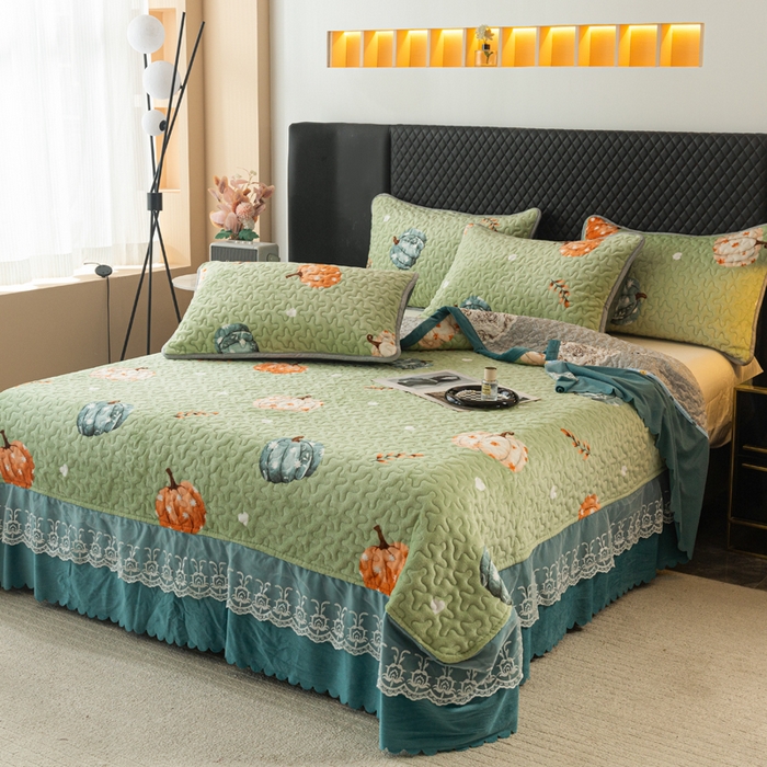 91家纺网 家纺一手货源 找家纺 梓依家纺 2025新款牛奶绒单床裙款蕾丝床盖三件套四件套 可爱南瓜-绿