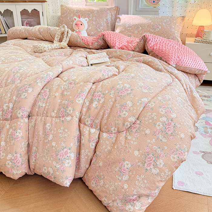 91家纺网 家纺一手货源 找家纺 VIP被业 2025新款云感棉双层纱豆豆绒冬被被子被芯 粉雾情书